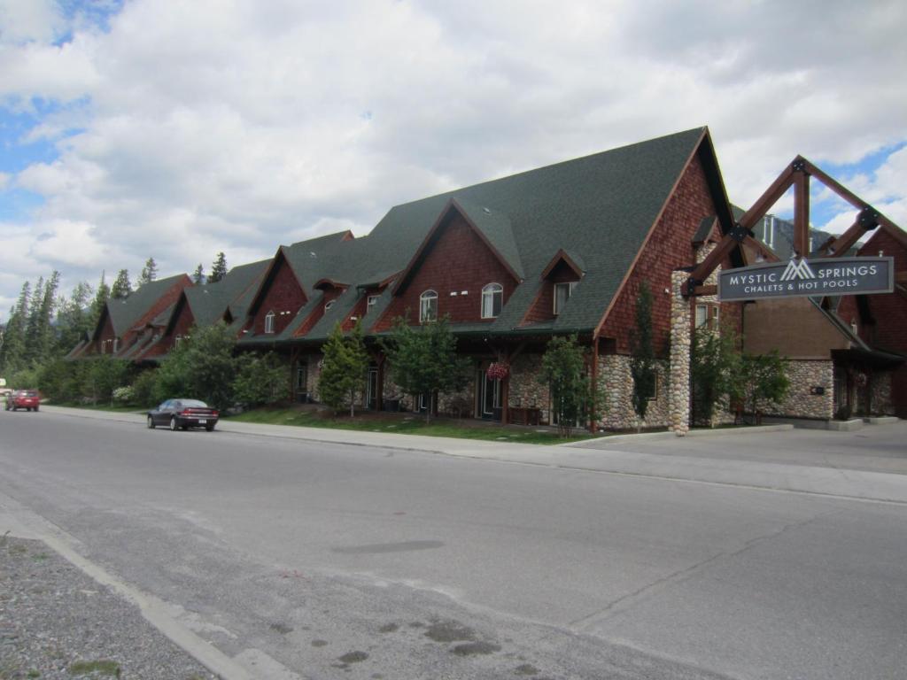 Mystic Springs Chalets & Hot Pools Canmore Exterior photo